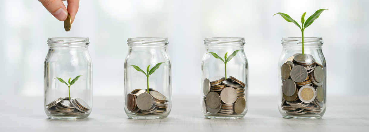 Miljoenenota 2027; 4 glazen potjes met stijgend muntgeld en een groeiend groen plantje
