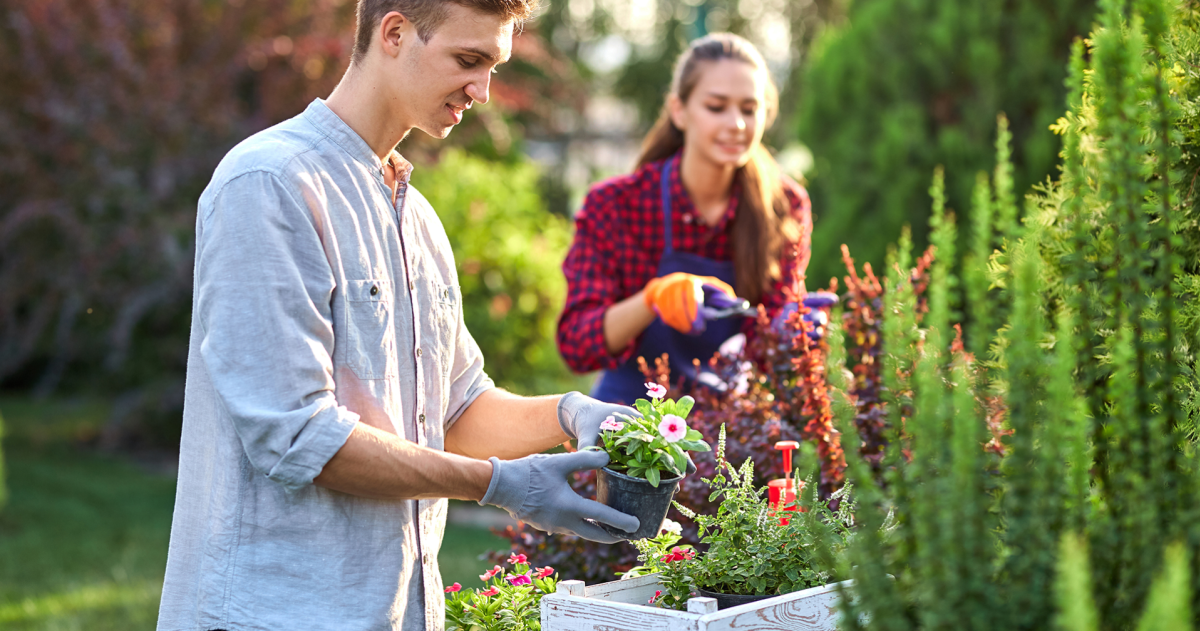 Jongen en meisje zijn in de tuin aan het werk